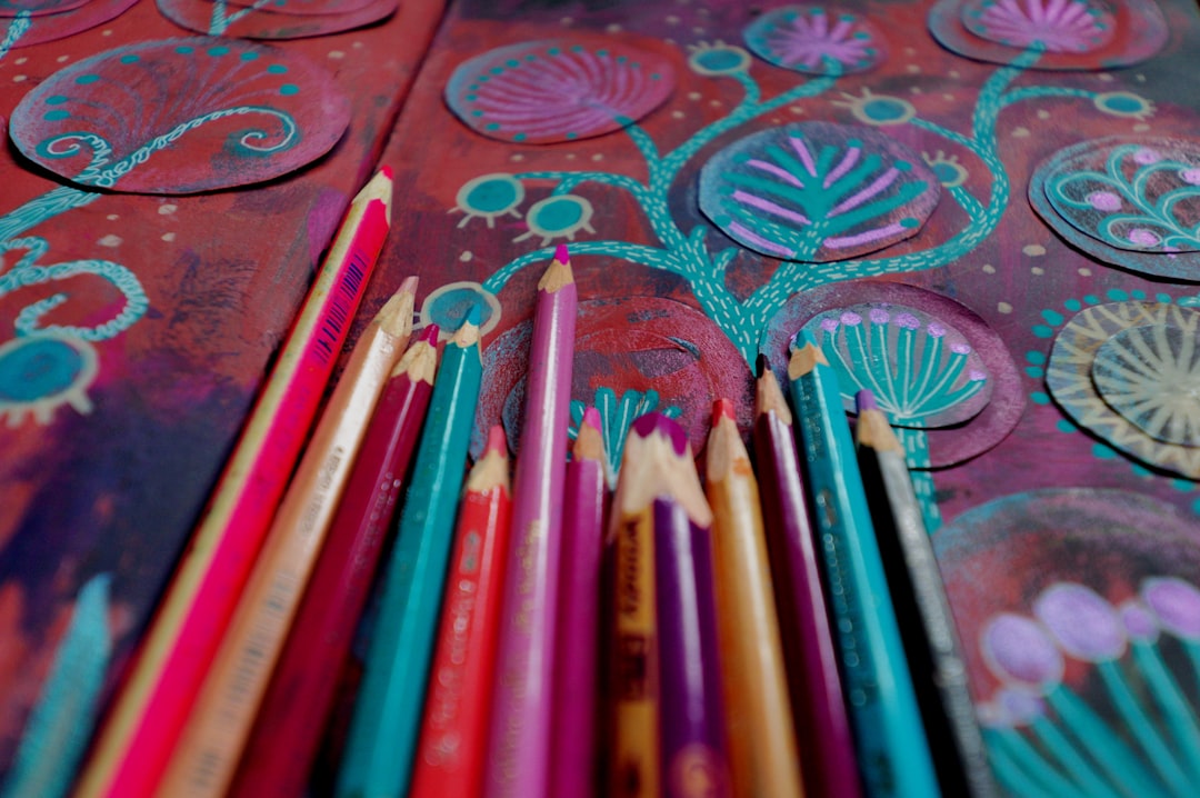 gallery-02 colored-pencils-arranged-on-a-textured-artistic-background-fi2x8xdbthw